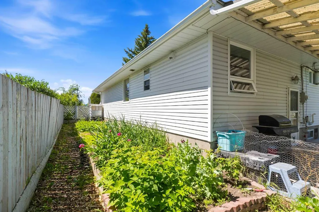 4132 50 Avenue Innisfail AB T4G 1J3