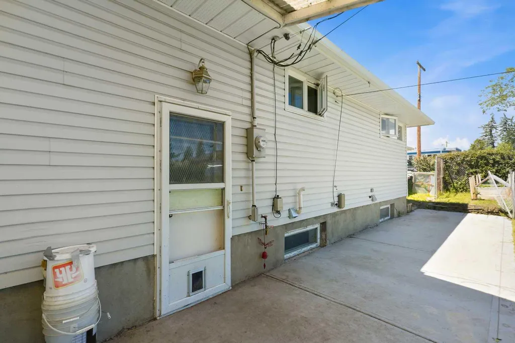 4132 50 Avenue Innisfail AB T4G 1J3
