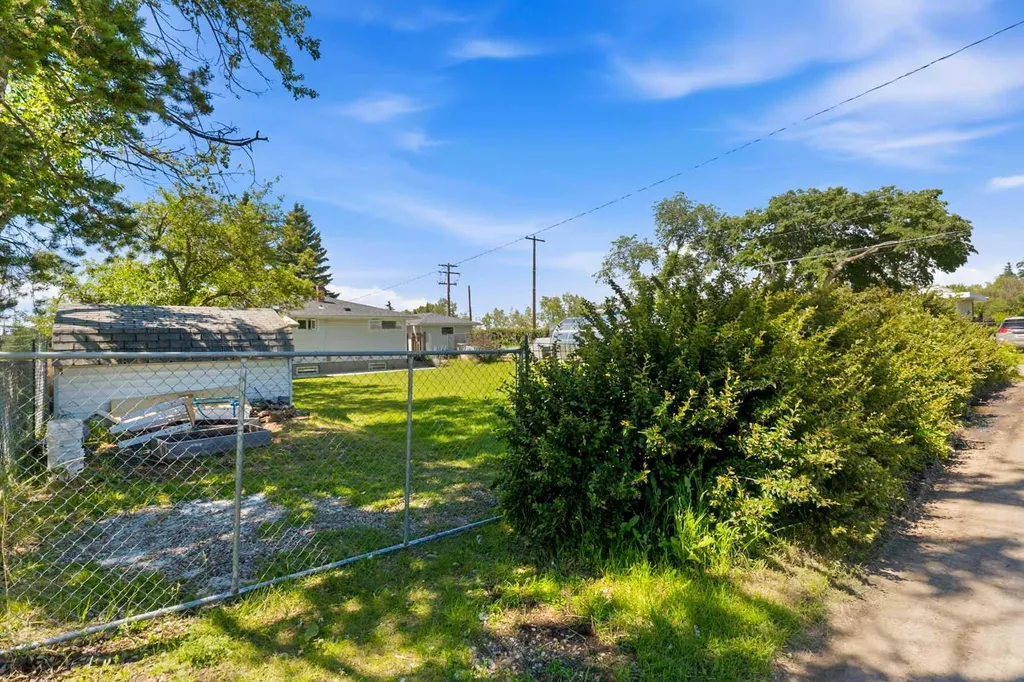4132 50 Avenue Innisfail AB T4G 1J3