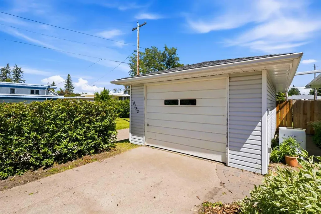 4132 50 Avenue Innisfail AB T4G 1J3