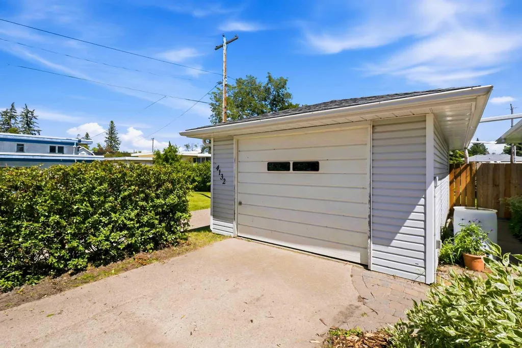 4132 50 Avenue Innisfail AB T4G 1J3