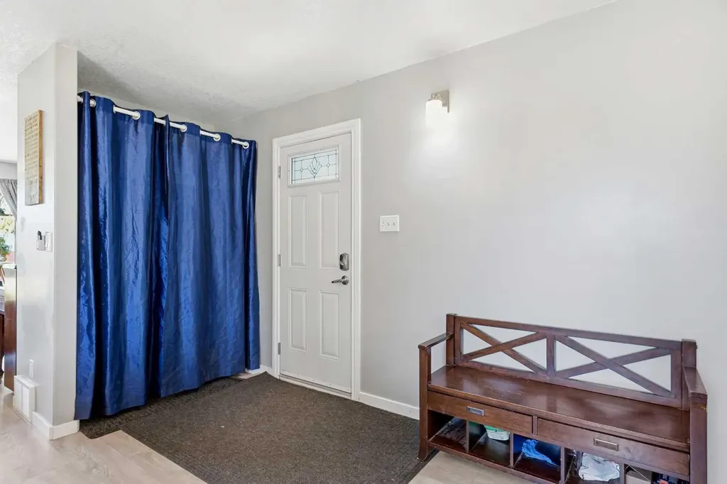 4132 50 Avenue Innisfail AB T4G 1J3