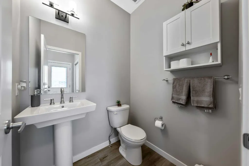 384 Chinook Gate Close SW Airdrie AB T4B 4V3