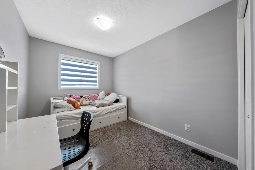384 Chinook Gate Close SW Airdrie AB T4B 4V3