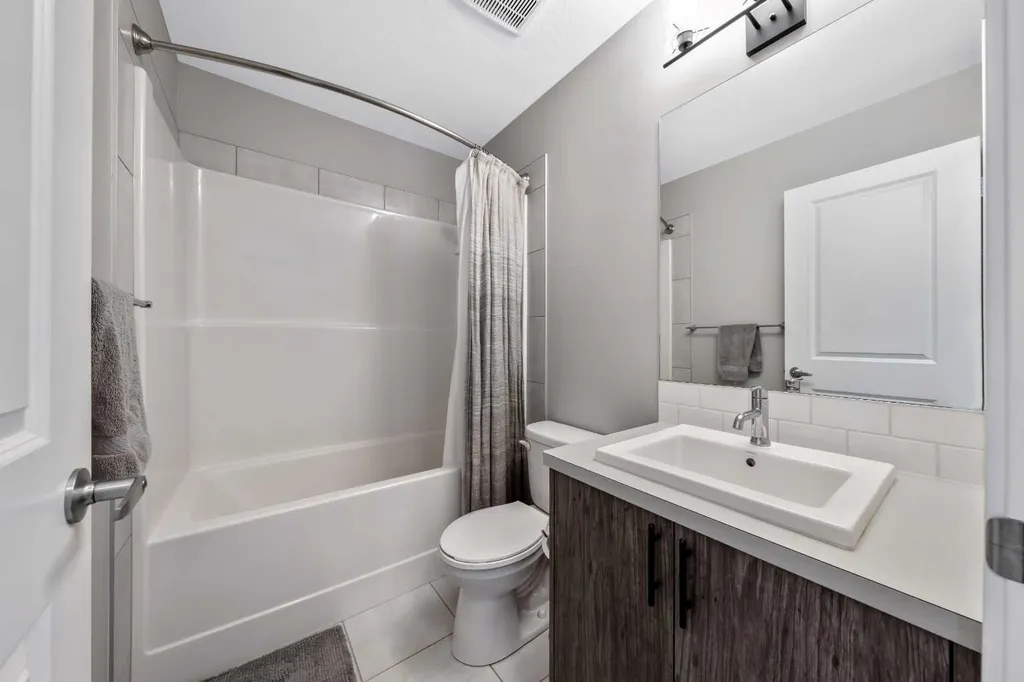 384 Chinook Gate Close SW Airdrie AB T4B 4V3