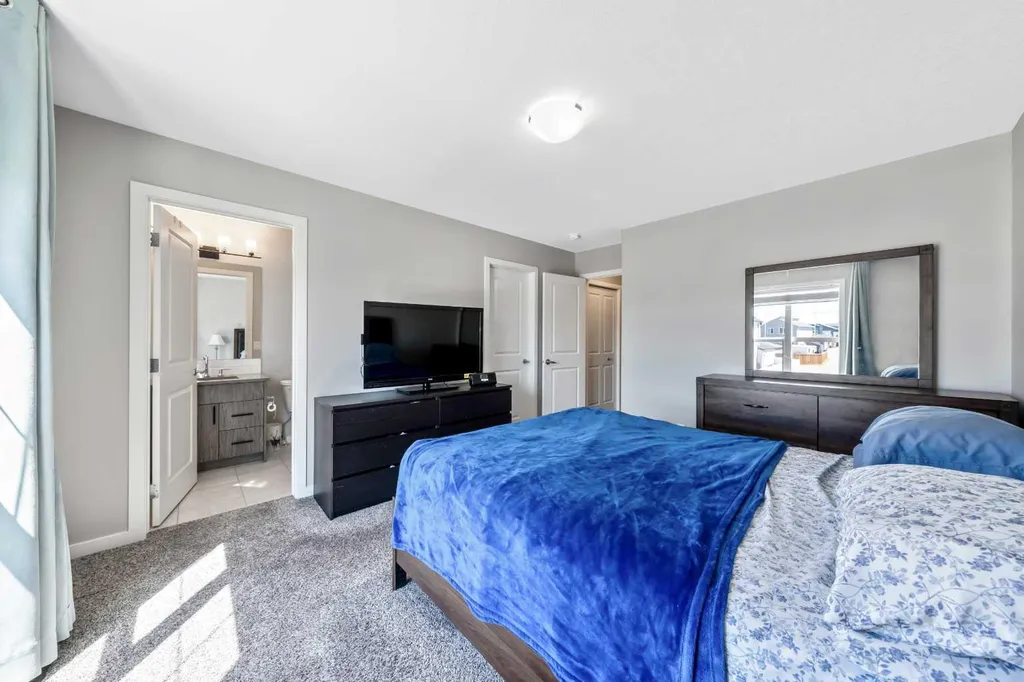 384 Chinook Gate Close SW Airdrie AB T4B 4V3