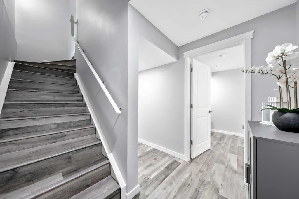 384 Chinook Gate Close SW Airdrie AB T4B 4V3