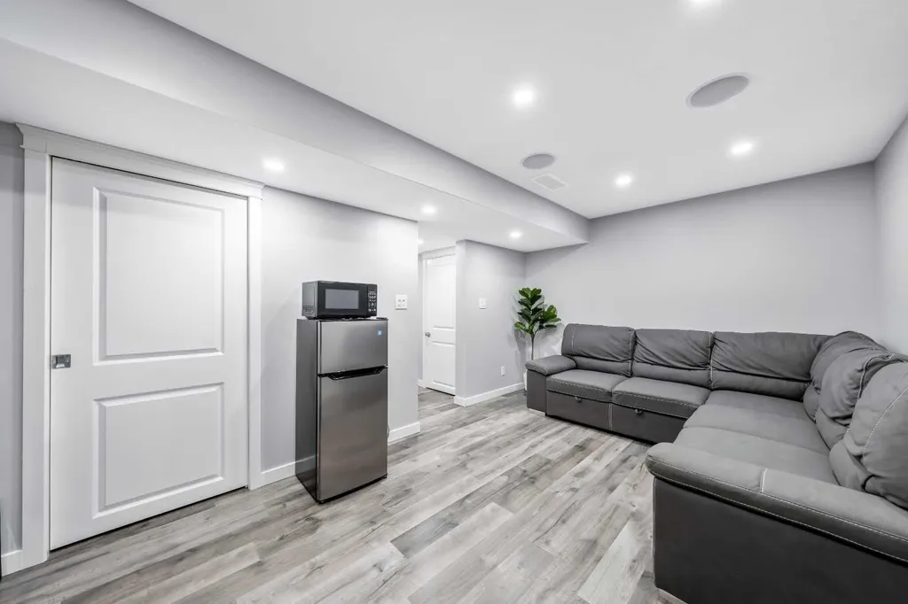 384 Chinook Gate Close SW Airdrie AB T4B 4V3