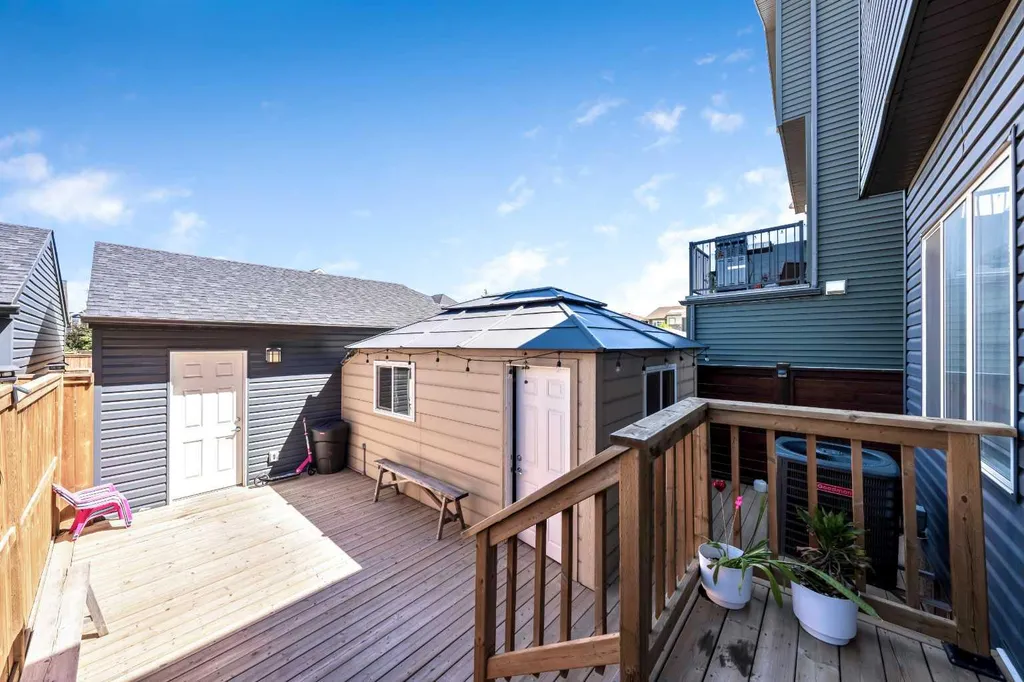 384 Chinook Gate Close SW Airdrie AB T4B 4V3