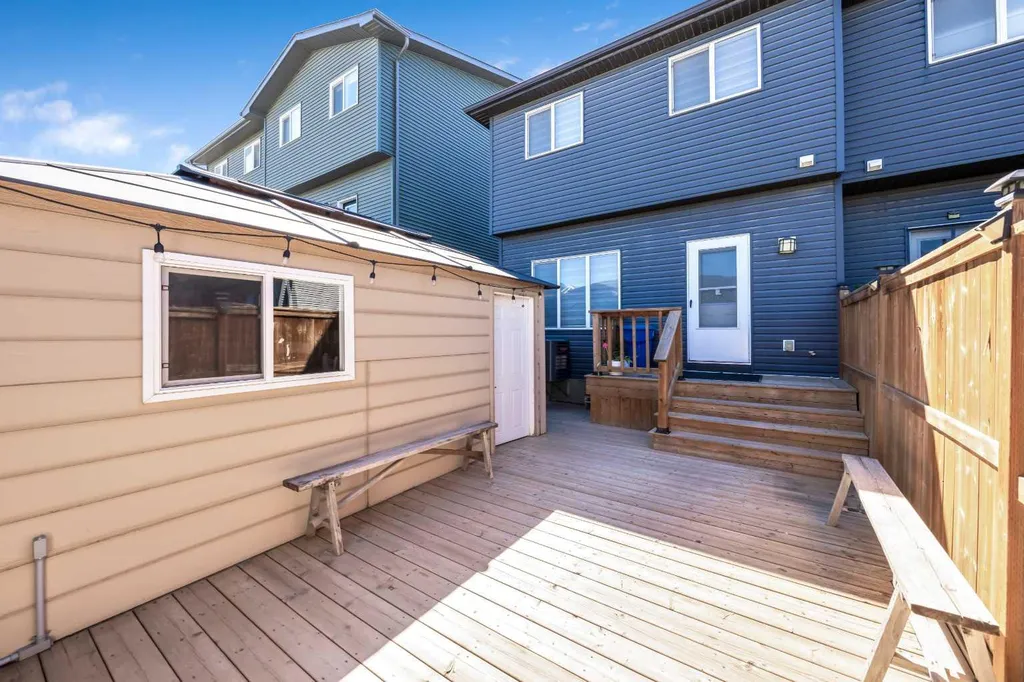 384 Chinook Gate Close SW Airdrie AB T4B 4V3