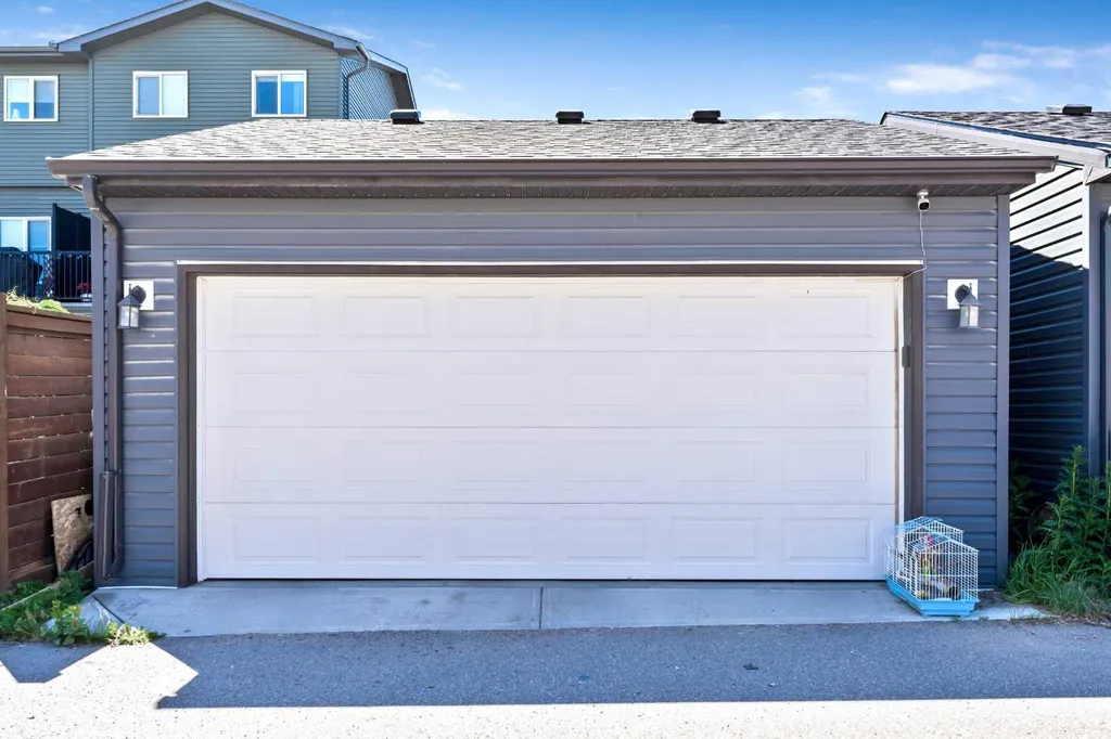 384 Chinook Gate Close SW Airdrie AB T4B 4V3