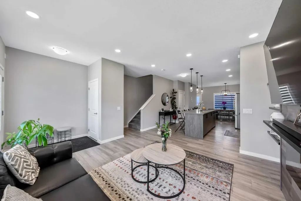 384 Chinook Gate Close SW Airdrie AB T4B 4V3