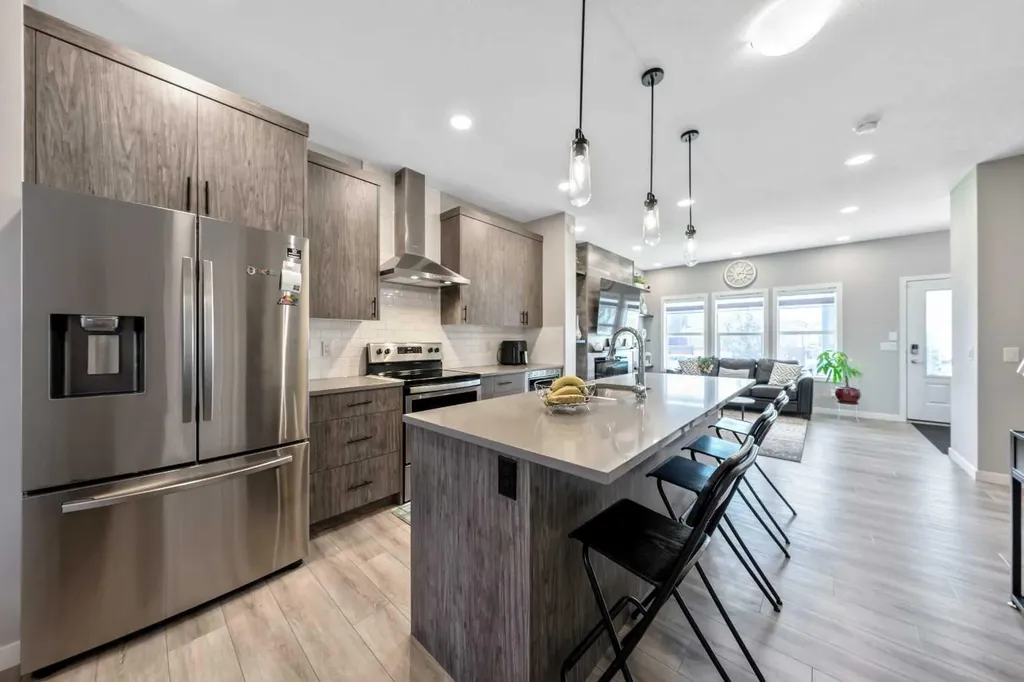 384 Chinook Gate Close SW Airdrie AB T4B 4V3