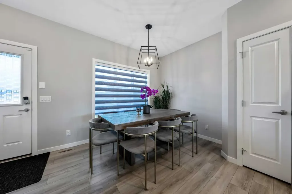 384 Chinook Gate Close SW Airdrie AB T4B 4V3