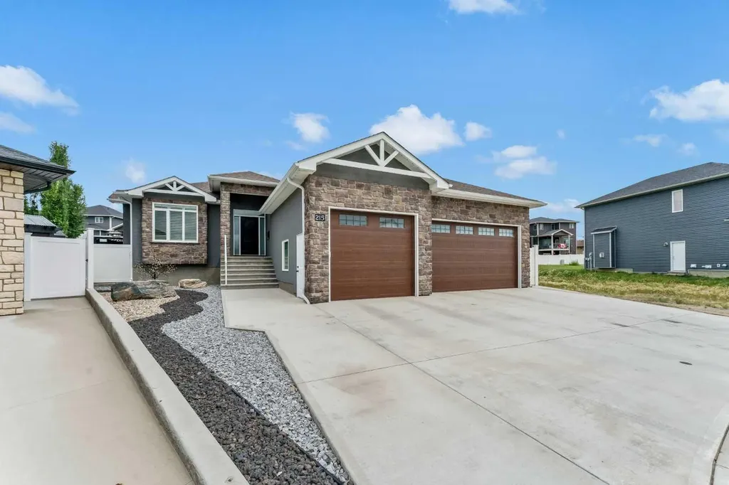 215 Hamptons Crescent SE Medicine Hat AB T1B0P4