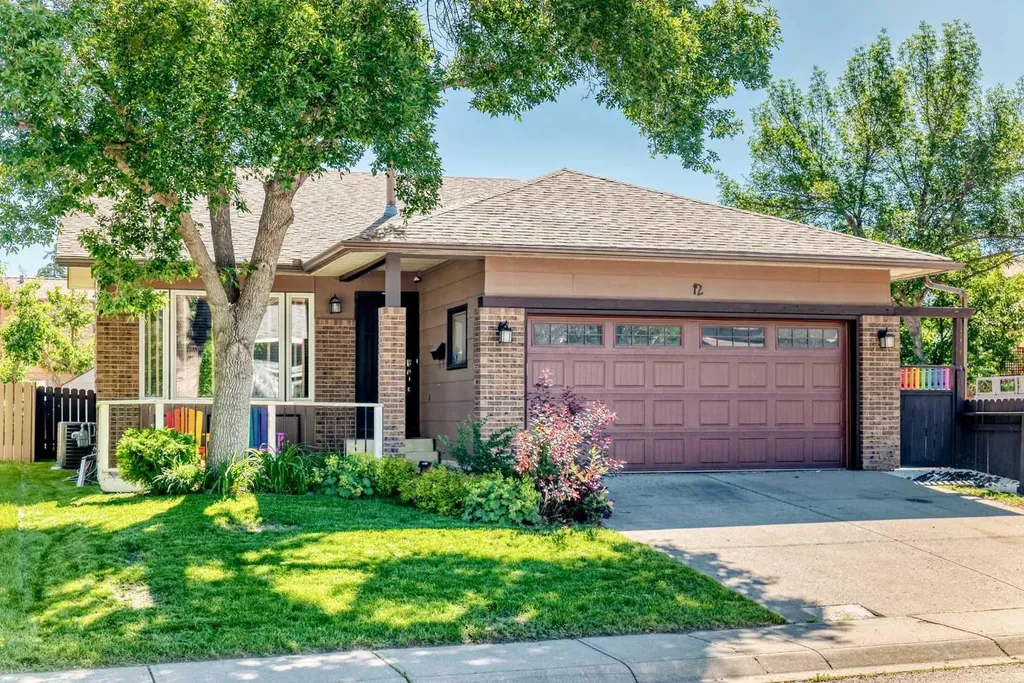 12 Sunvale Mews SE Calgary AB T2X 2P5