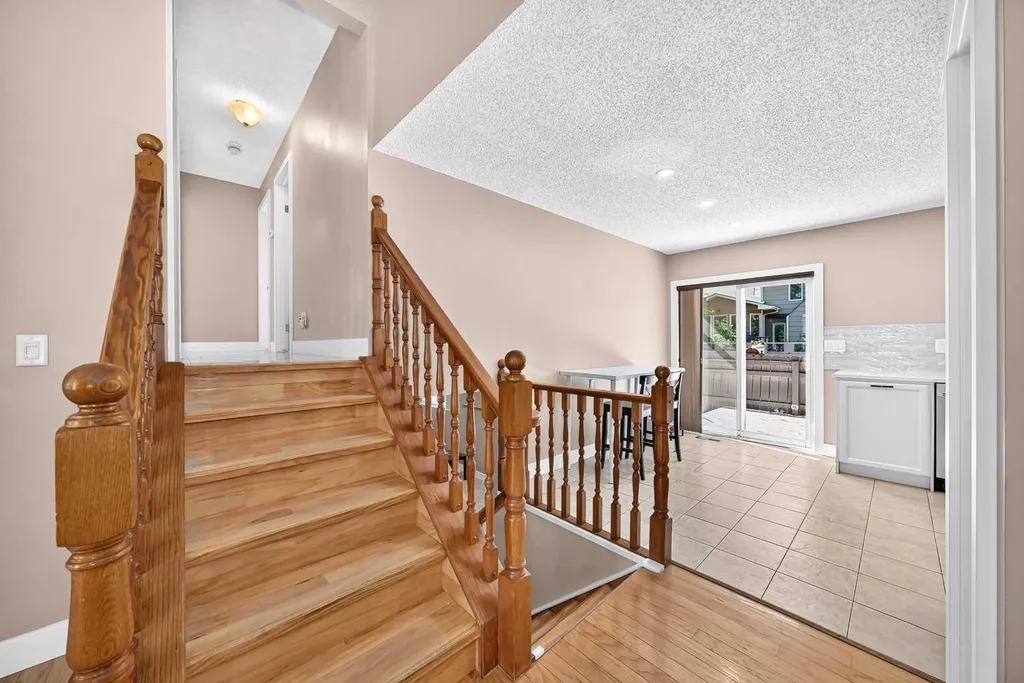 12 Sunvale Mews SE Calgary AB T2X 2P5