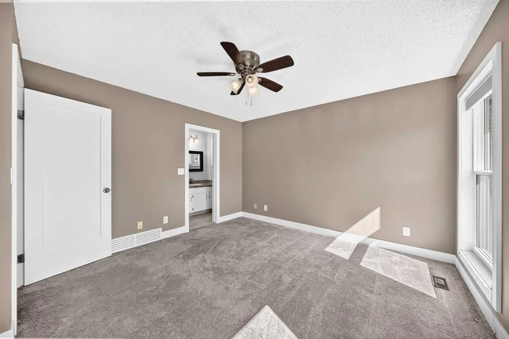 12 Sunvale Mews SE Calgary AB T2X 2P5
