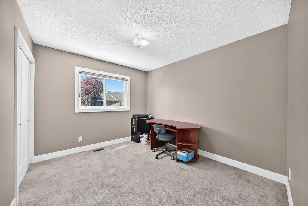 12 Sunvale Mews SE Calgary AB T2X 2P5