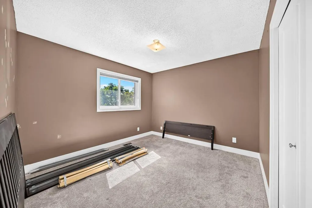 12 Sunvale Mews SE Calgary AB T2X 2P5