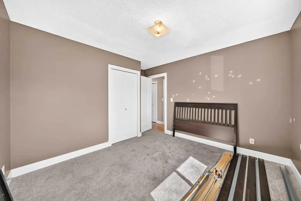 12 Sunvale Mews SE Calgary AB T2X 2P5
