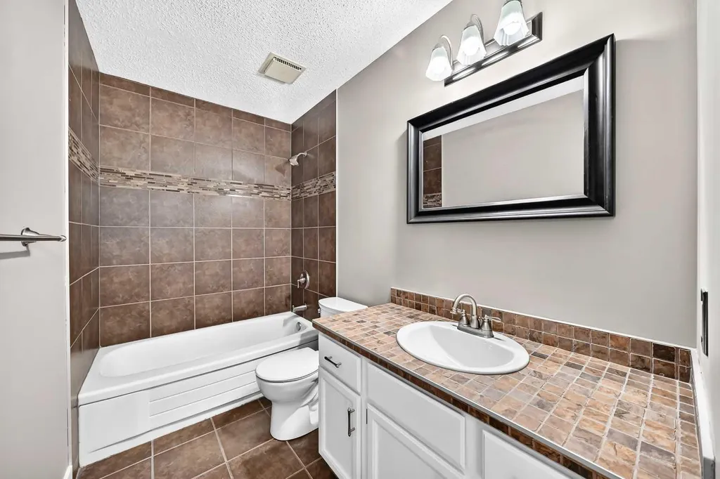 12 Sunvale Mews SE Calgary AB T2X 2P5