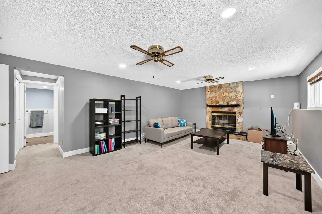12 Sunvale Mews SE Calgary AB T2X 2P5