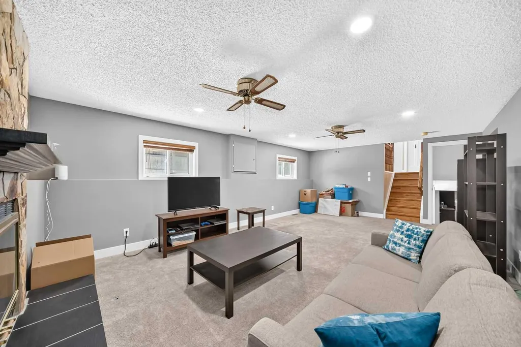 12 Sunvale Mews SE Calgary AB T2X 2P5