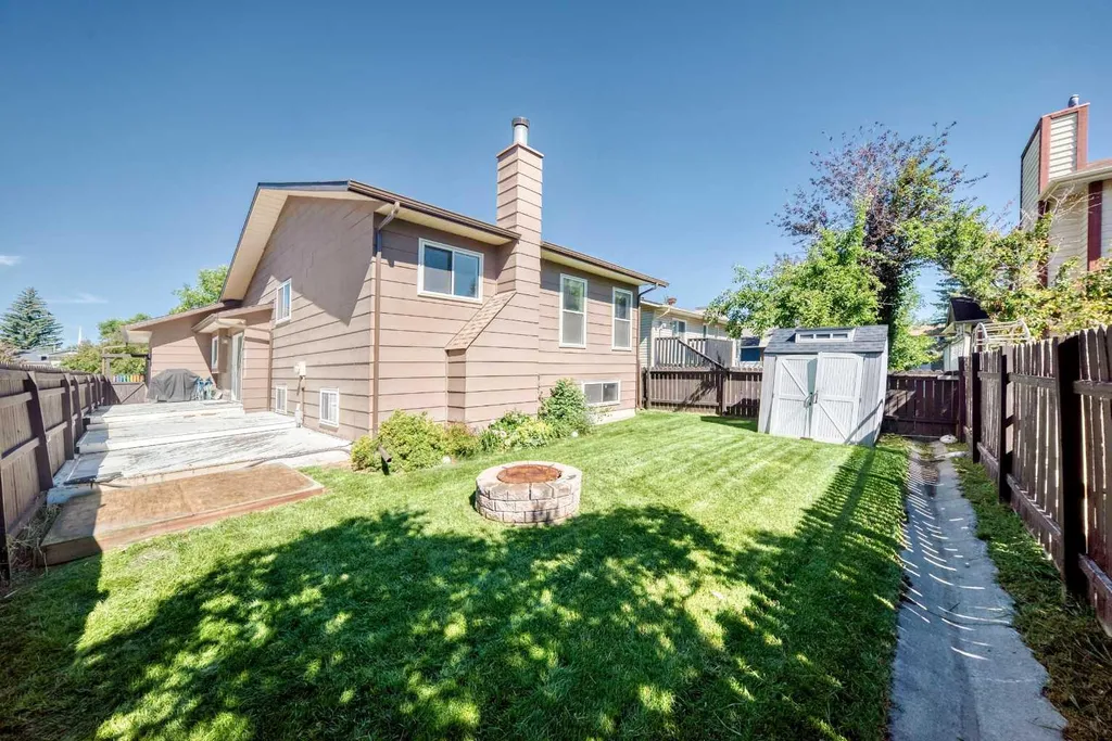 12 Sunvale Mews SE Calgary AB T2X 2P5