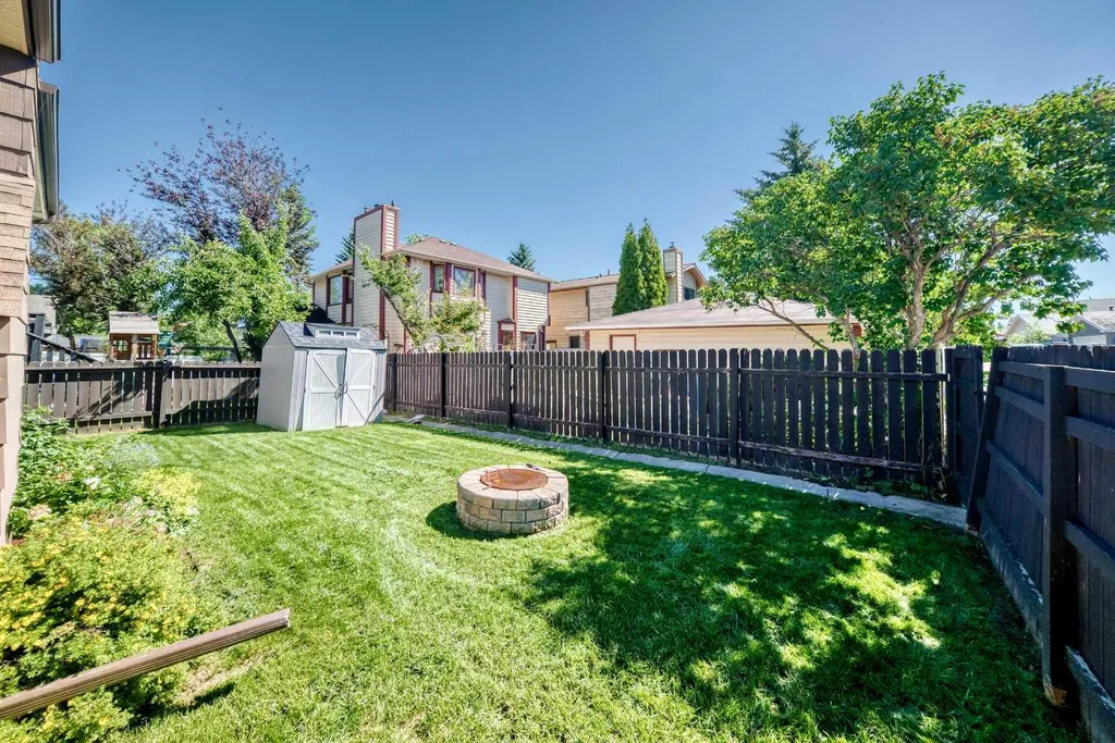 12 Sunvale Mews SE Calgary AB T2X 2P5