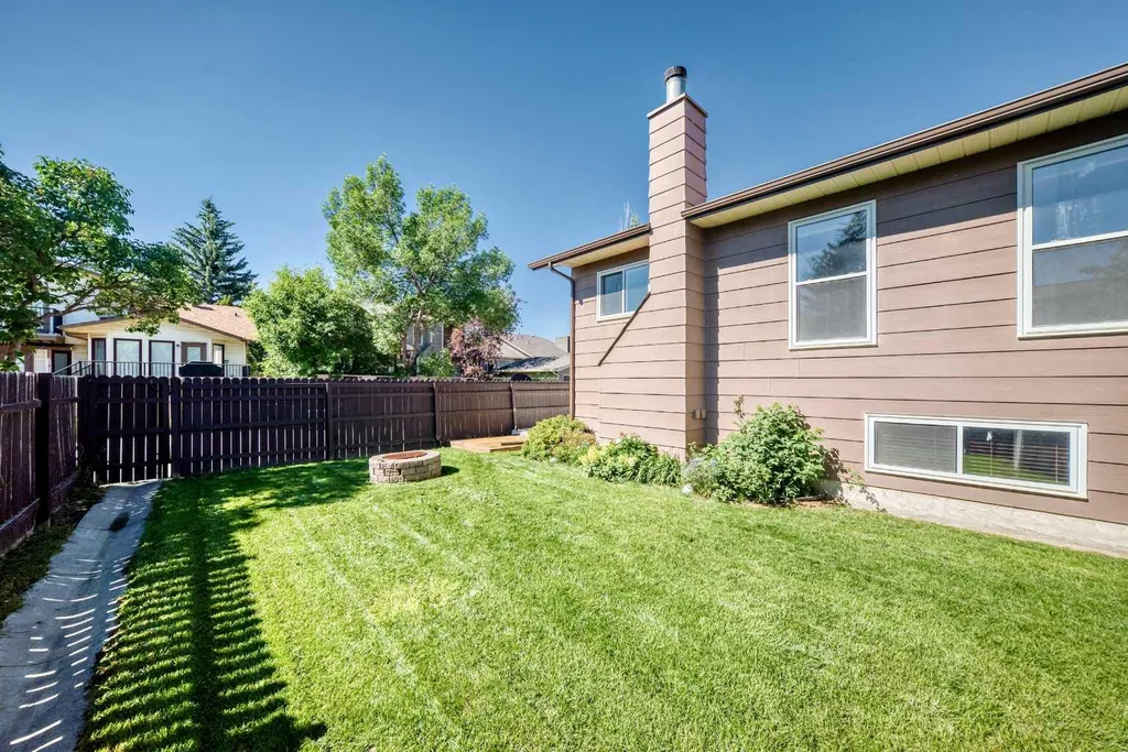 12 Sunvale Mews SE Calgary AB T2X 2P5