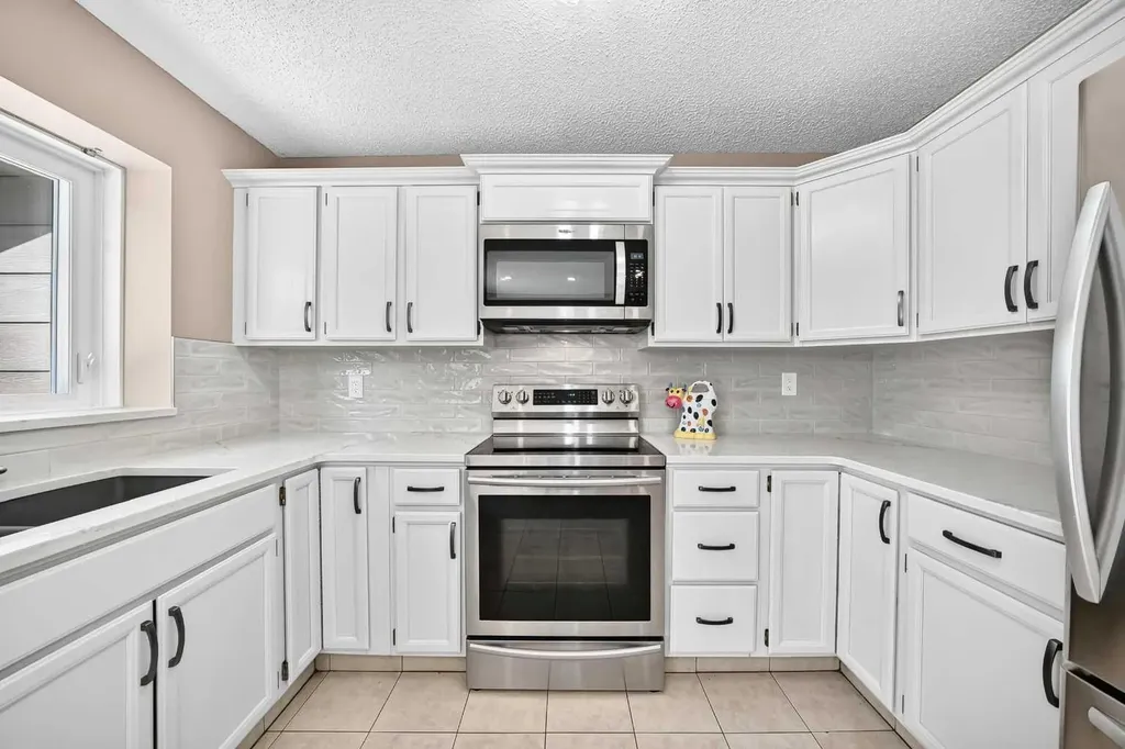 12 Sunvale Mews SE Calgary AB T2X 2P5