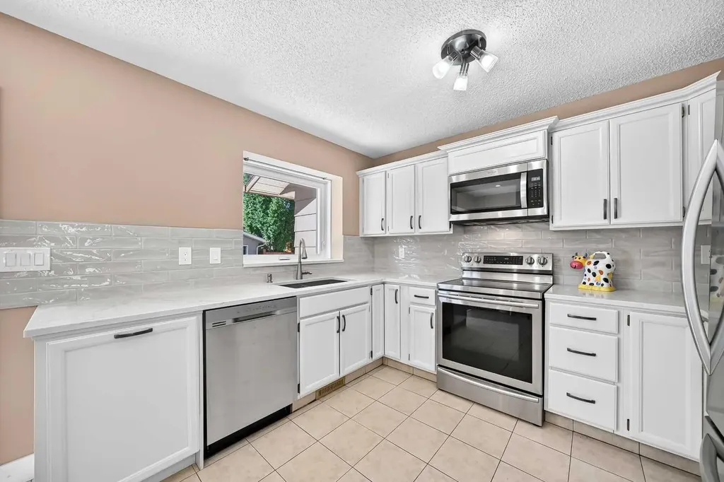 12 Sunvale Mews SE Calgary AB T2X 2P5