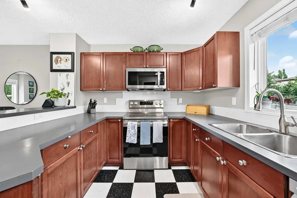 22 Everwillow Circle SW Calgary AB T2V4V2