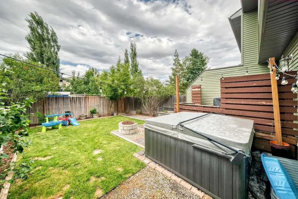 22 Everwillow Circle SW Calgary AB T2V4V2