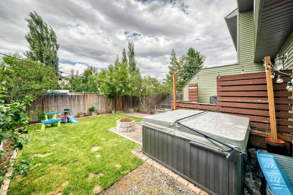 22 Everwillow Circle SW Calgary AB T2V4V2