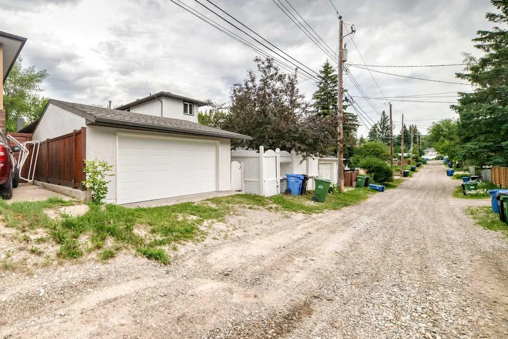 3824 Brooklyn Crescent NW Calgary AB T2L 1H2