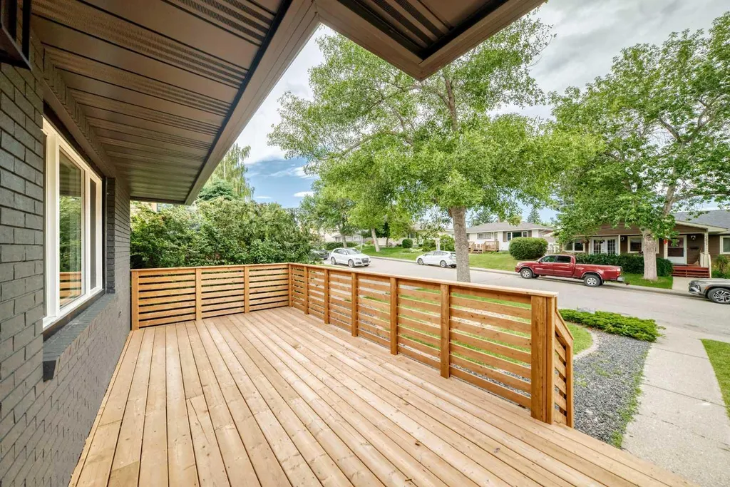 3824 Brooklyn Crescent NW Calgary AB T2L 1H2