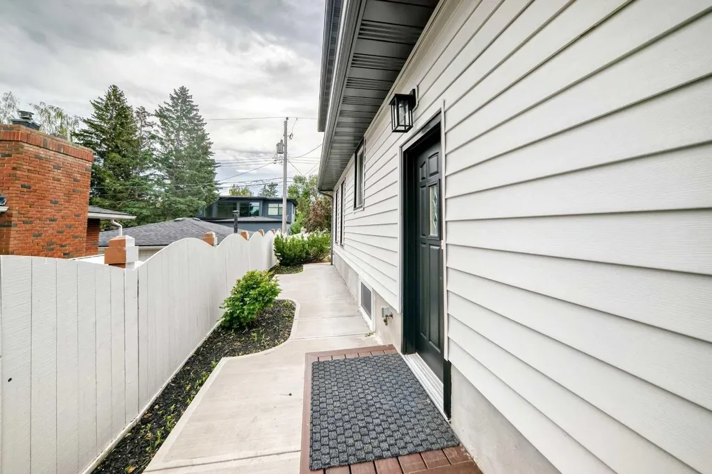 3824 Brooklyn Crescent NW Calgary AB T2L 1H2