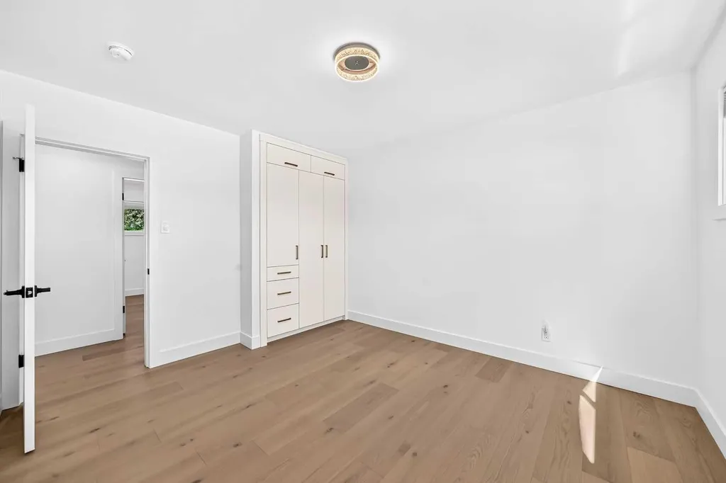 4932 8 Avenue SW Calgary AB T3C 0H3