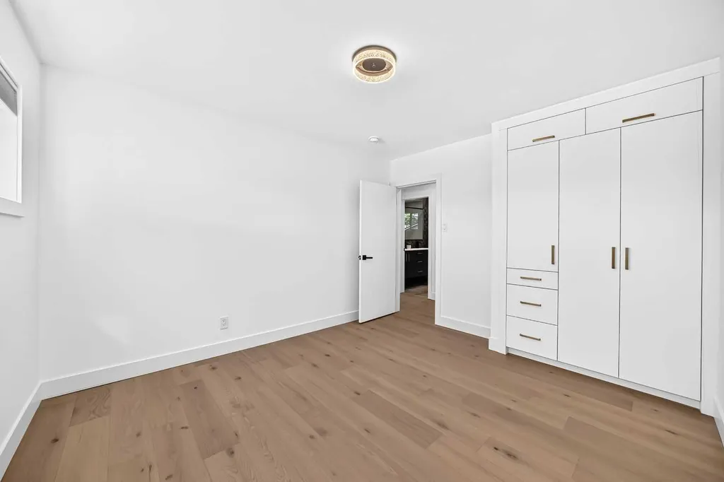 4932 8 Avenue SW Calgary AB T3C 0H3