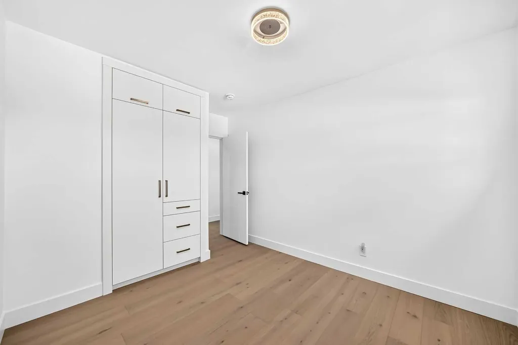 4932 8 Avenue SW Calgary AB T3C 0H3