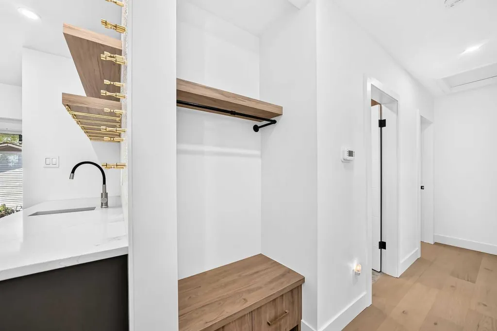 4932 8 Avenue SW Calgary AB T3C 0H3