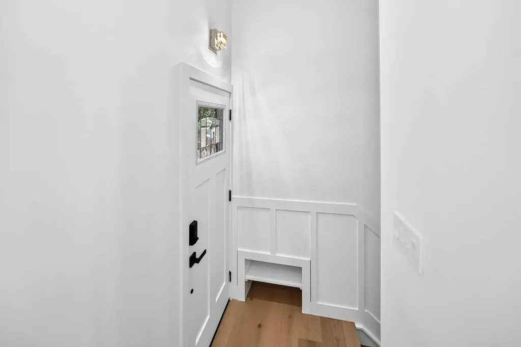 4932 8 Avenue SW Calgary AB T3C 0H3