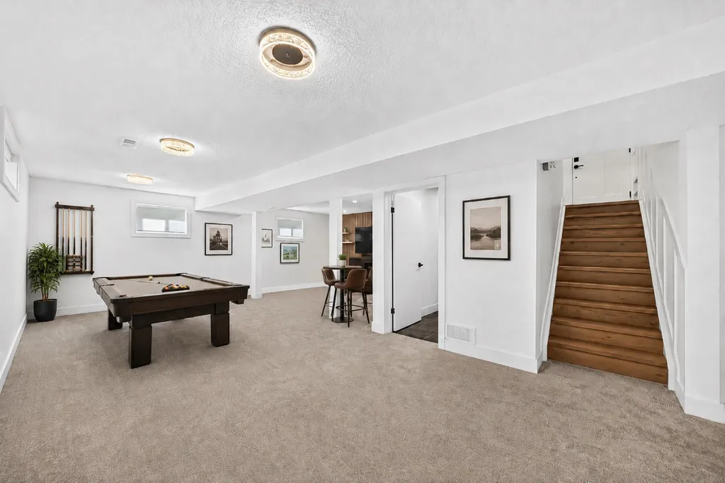 4932 8 Avenue SW Calgary AB T3C 0H3