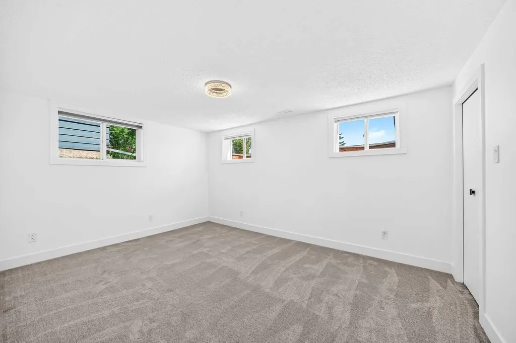 4932 8 Avenue SW Calgary AB T3C 0H3