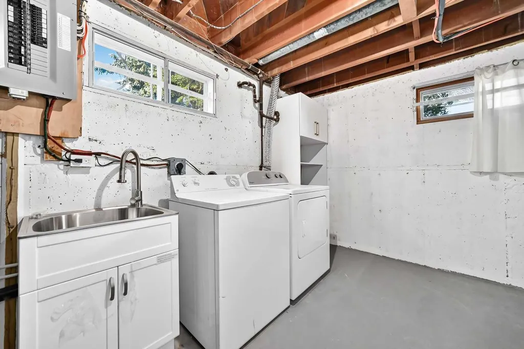 4932 8 Avenue SW Calgary AB T3C 0H3