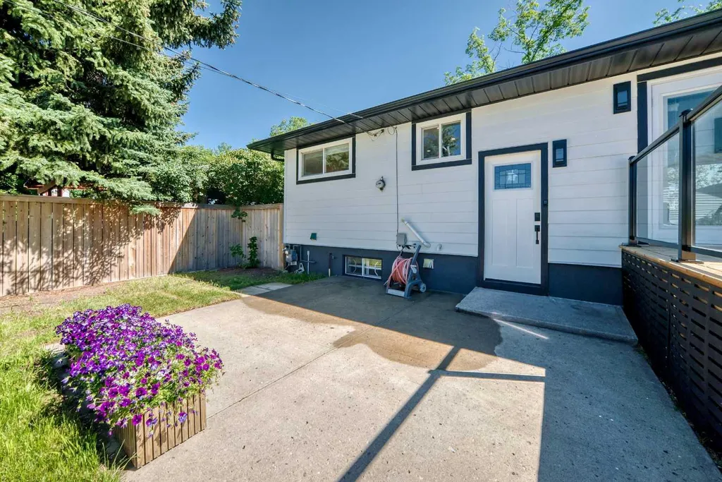 4932 8 Avenue SW Calgary AB T3C 0H3