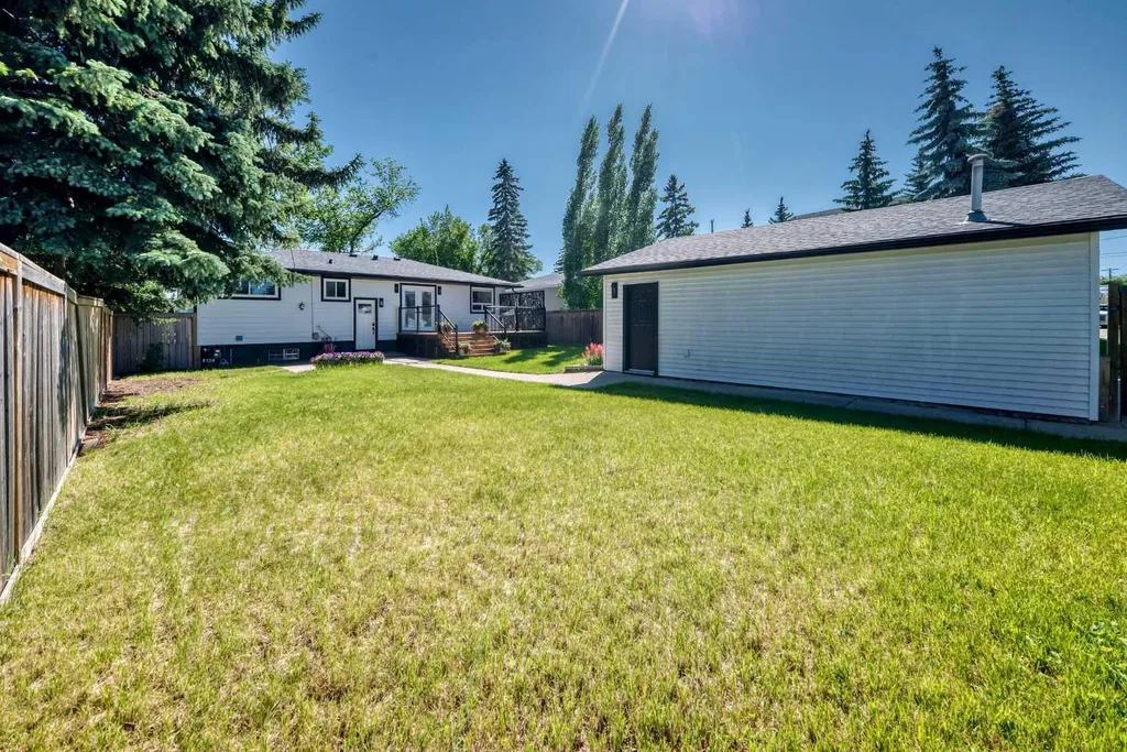 4932 8 Avenue SW Calgary AB T3C 0H3