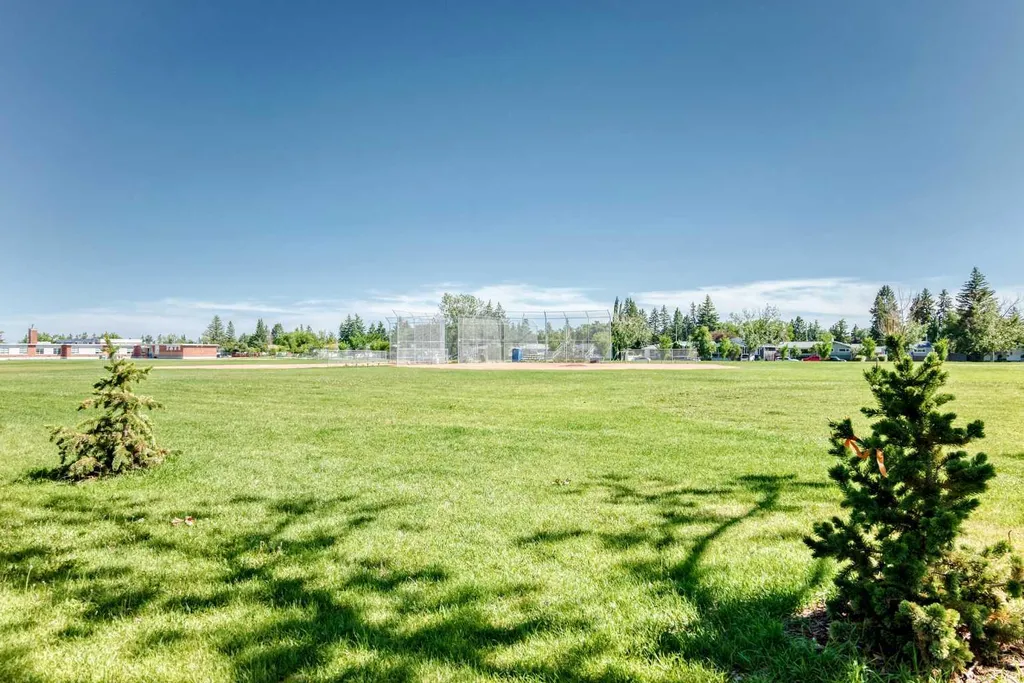 4932 8 Avenue SW Calgary AB T3C 0H3